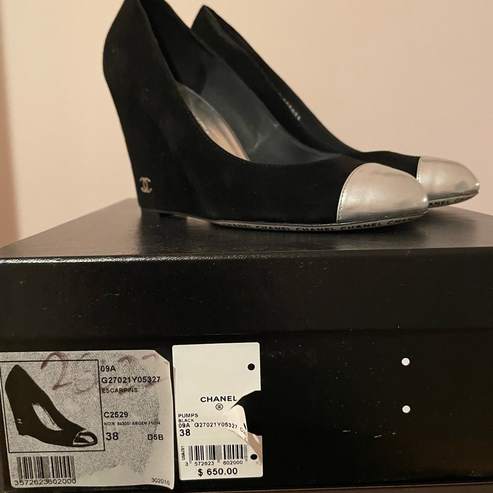 Chanel suede black and silver pumps